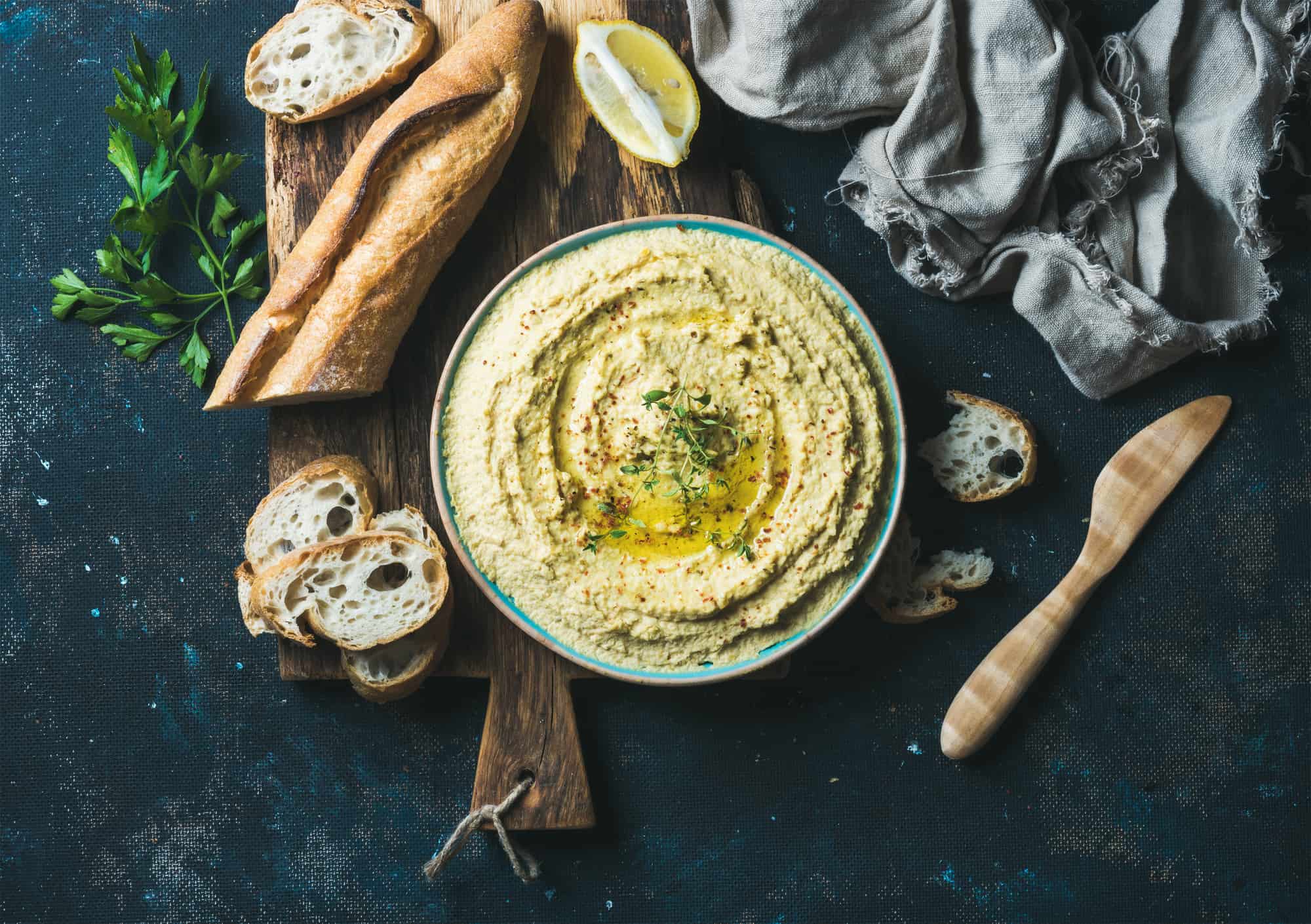 Hummus en una tabla de madera