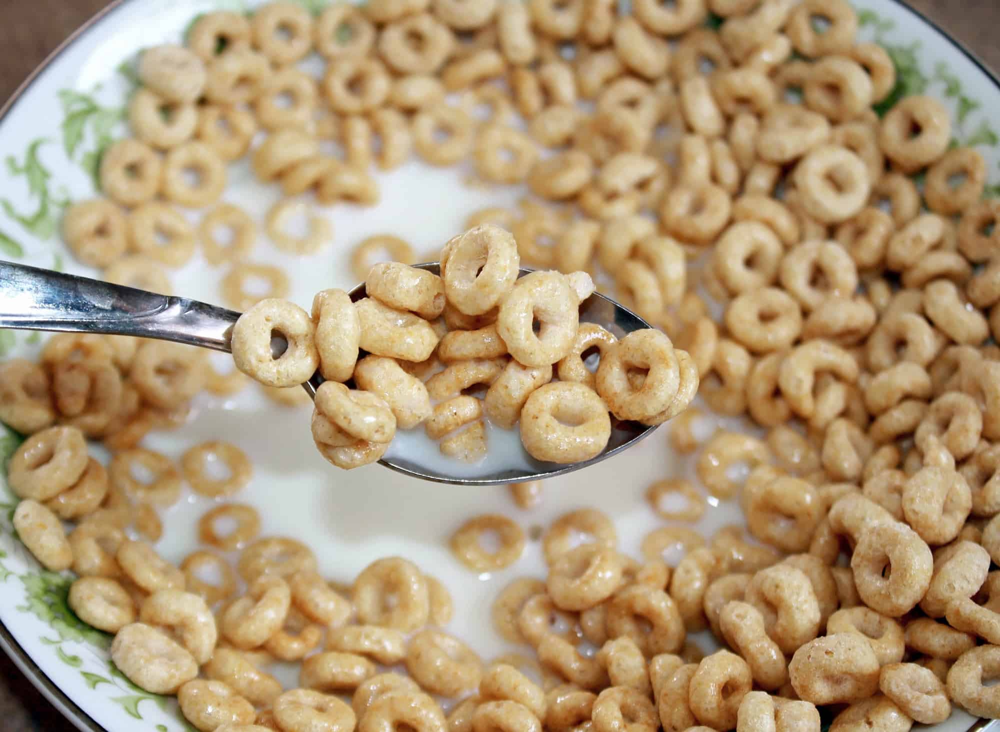 Cheerios contaminated with glyphosate in a bowl