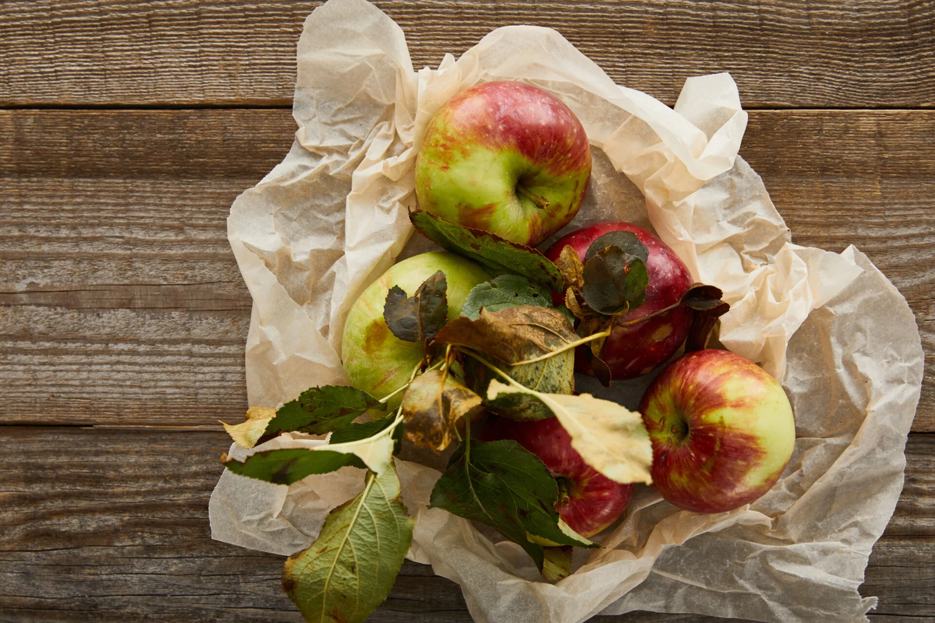 Apples in parchment paper