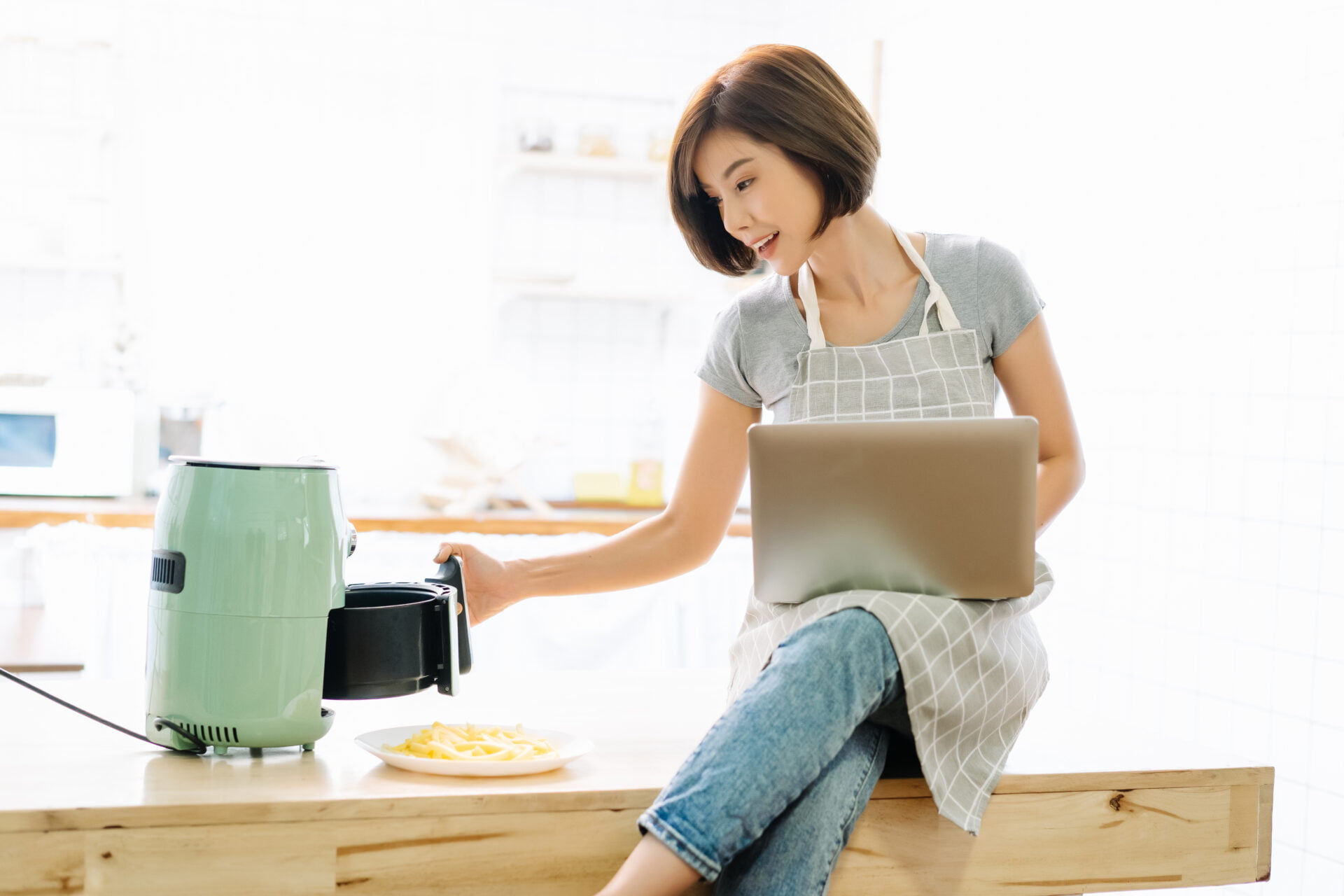 Aria 5 qt. Black Teflon Free Ceramic Air Fryer with Recipe Book