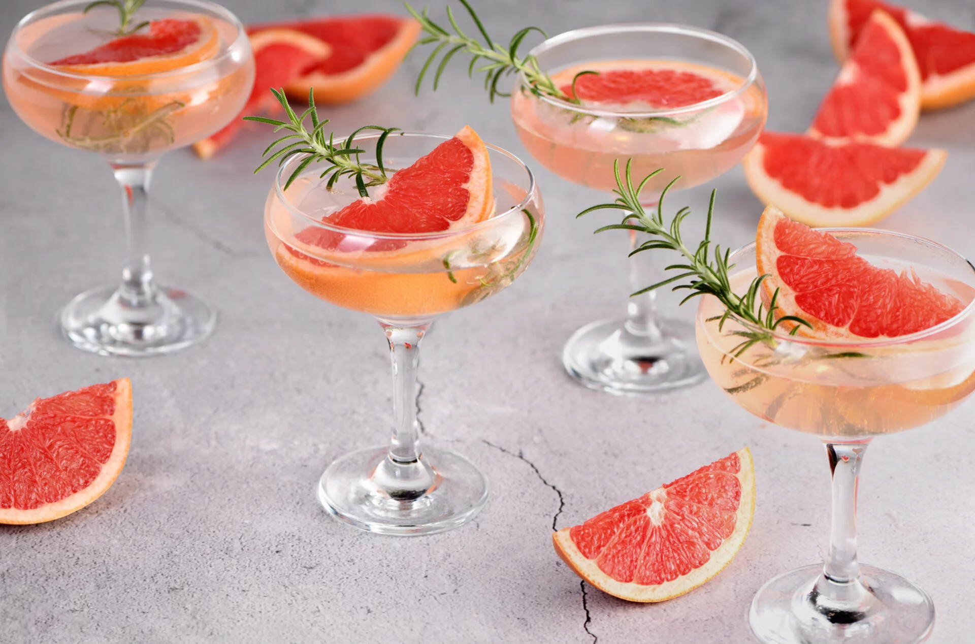 Goblet of sparkling wine with a slice of grapefruit