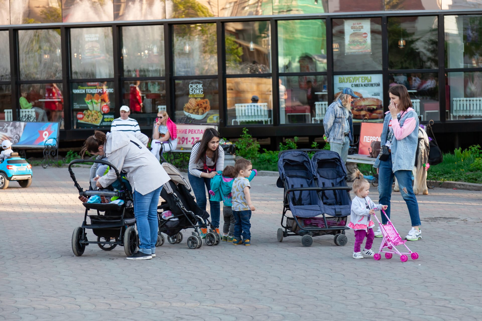 Moms with non-toxic strollers in Russia