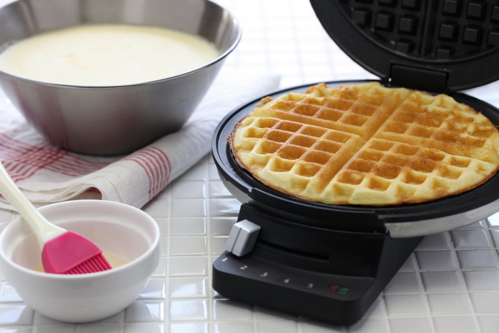 nano ceramic waffle iron with waffles inside