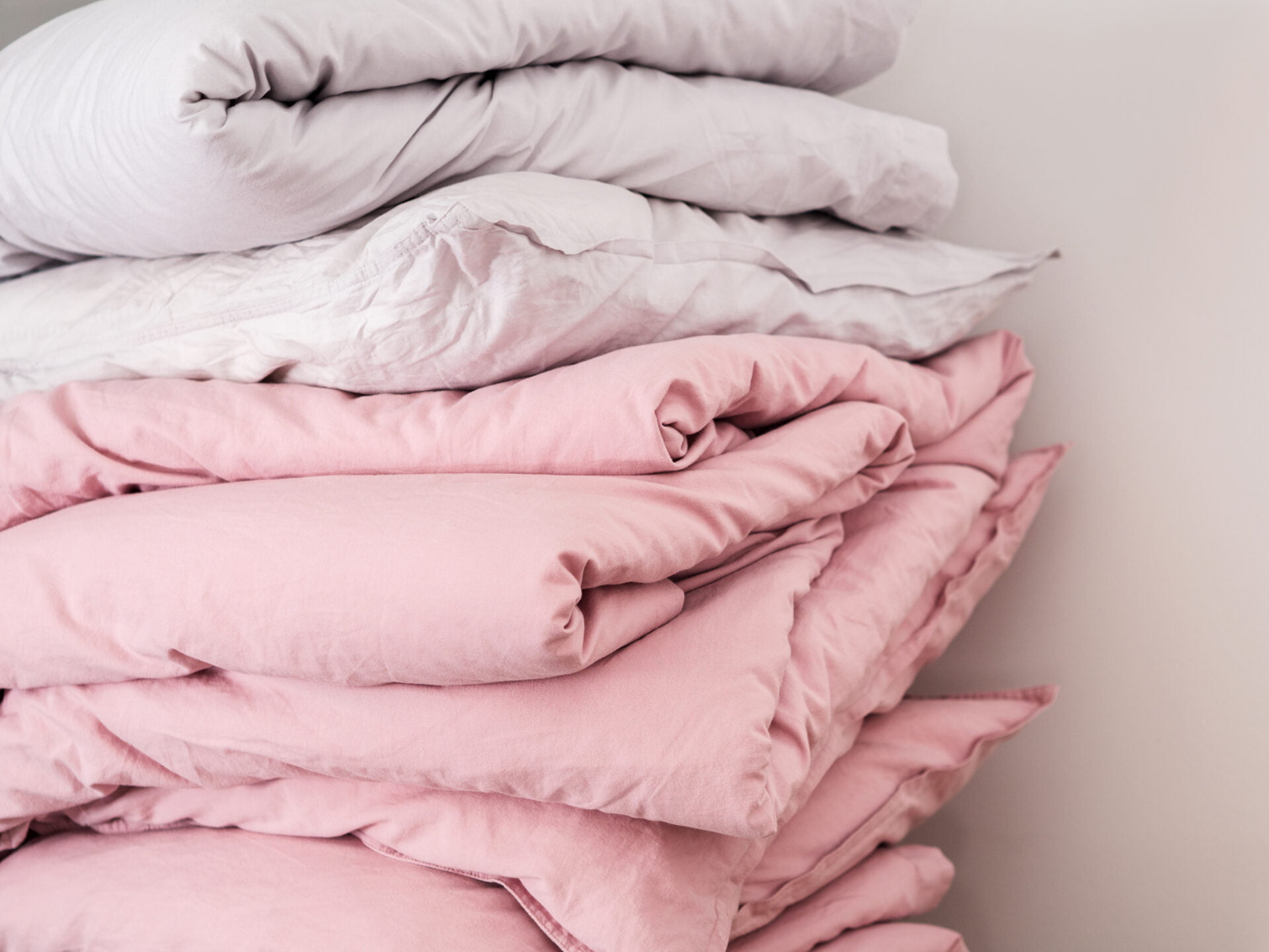 Non-toxic Weighted blankets in white and pink