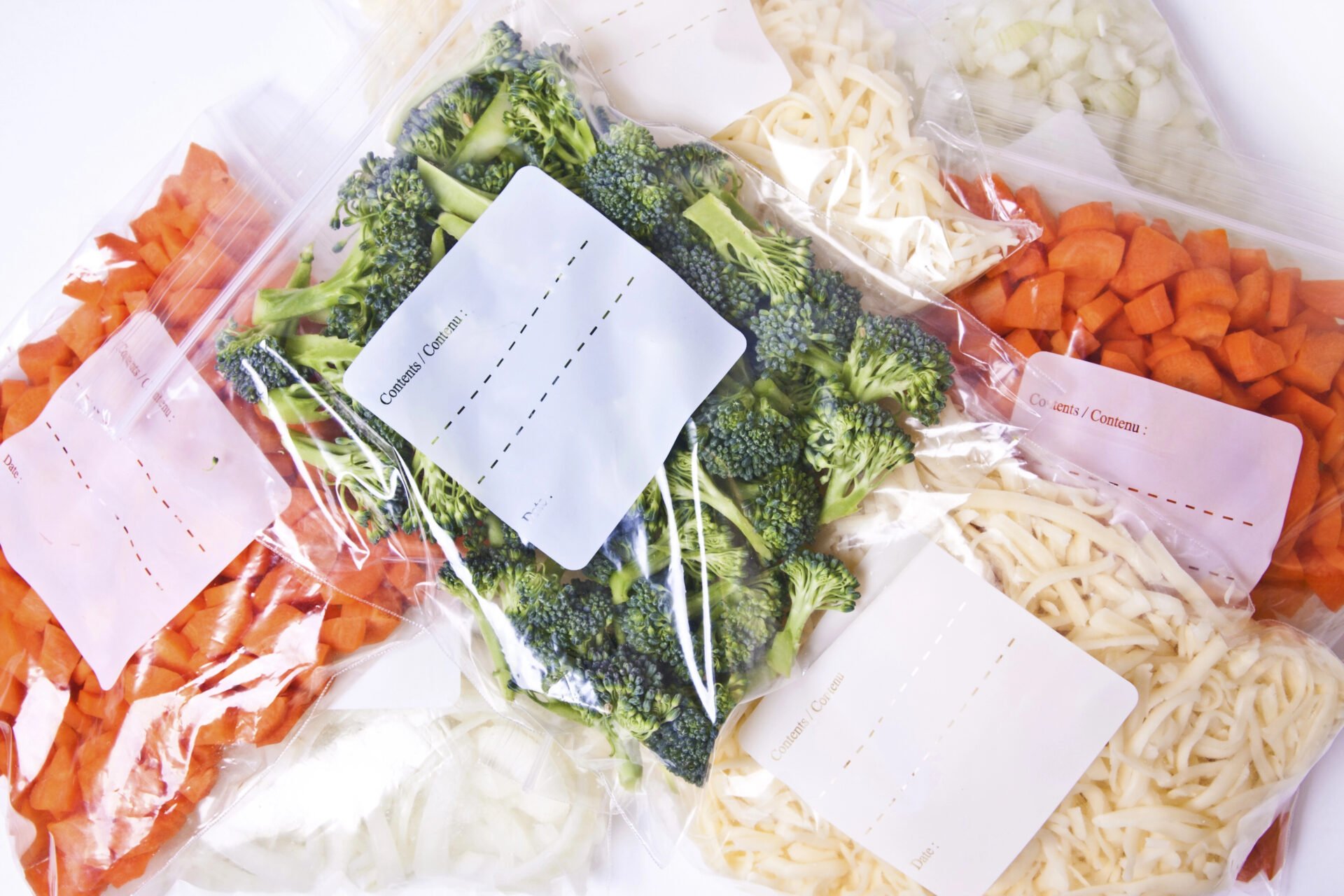 Plastic sandwich bags with broccoli and cauliflower and carrots